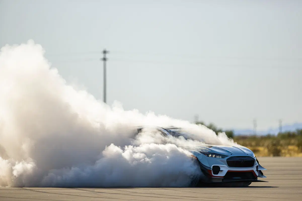 La Mustang che fuma pure senza motore termico …e drifta che Tesla scansati [VIDEO TOP] (5)