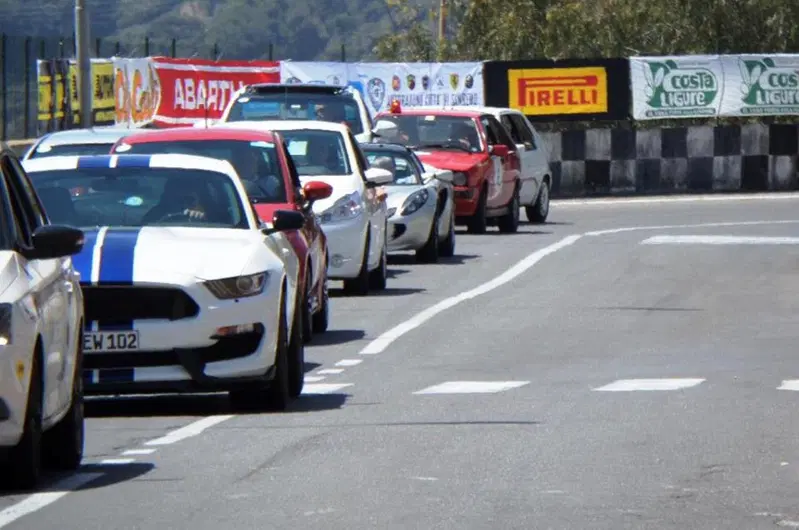Gruppo compatto ma molto eterogeneo tecnicamente lungo le strade da Ospedaletti a Sanremo