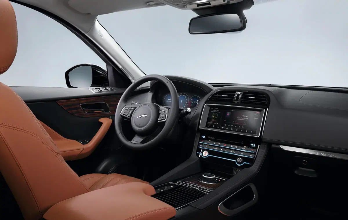 Jaguar F-Pace 3.0d i6 mhev R-Dynamic SE 90th Anniversary Edition awd 300cv auto (49)
