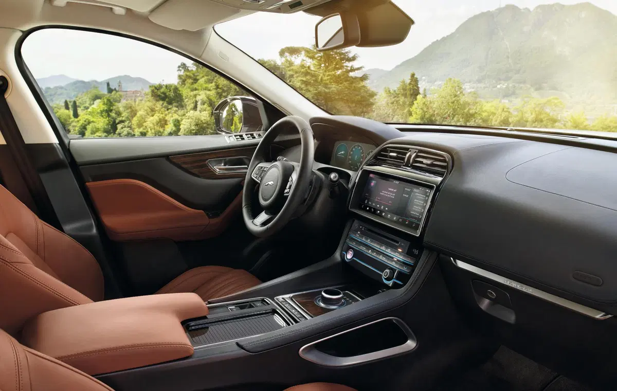 Jaguar F-Pace 3.0d i6 mhev R-Dynamic SE 90th Anniversary Edition awd 300cv auto (45)