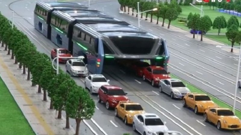 Cina, ecco il bus del futuro: sopraelevato per evitare il traffico [Video]