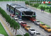 Cina, ecco il bus del futuro: sopraelevato per evitare il traffico [Video]