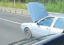 Incontri assurdi! Col cofano alzato in Tangenziale: visuale ridotta, motore al fresco [VIDEO VIRALE]