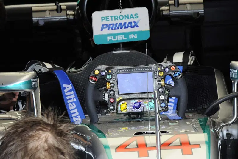 Il volante della Mercedes di Lewis Hamilton