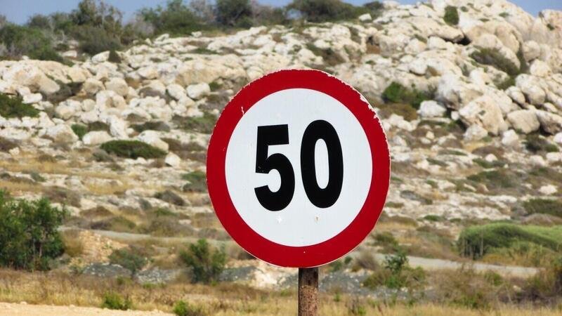 Limiti di velocit&agrave; secondo il Codice della Strada: non solo punti patente per autovelox ed eccesso (art. 142 cds)