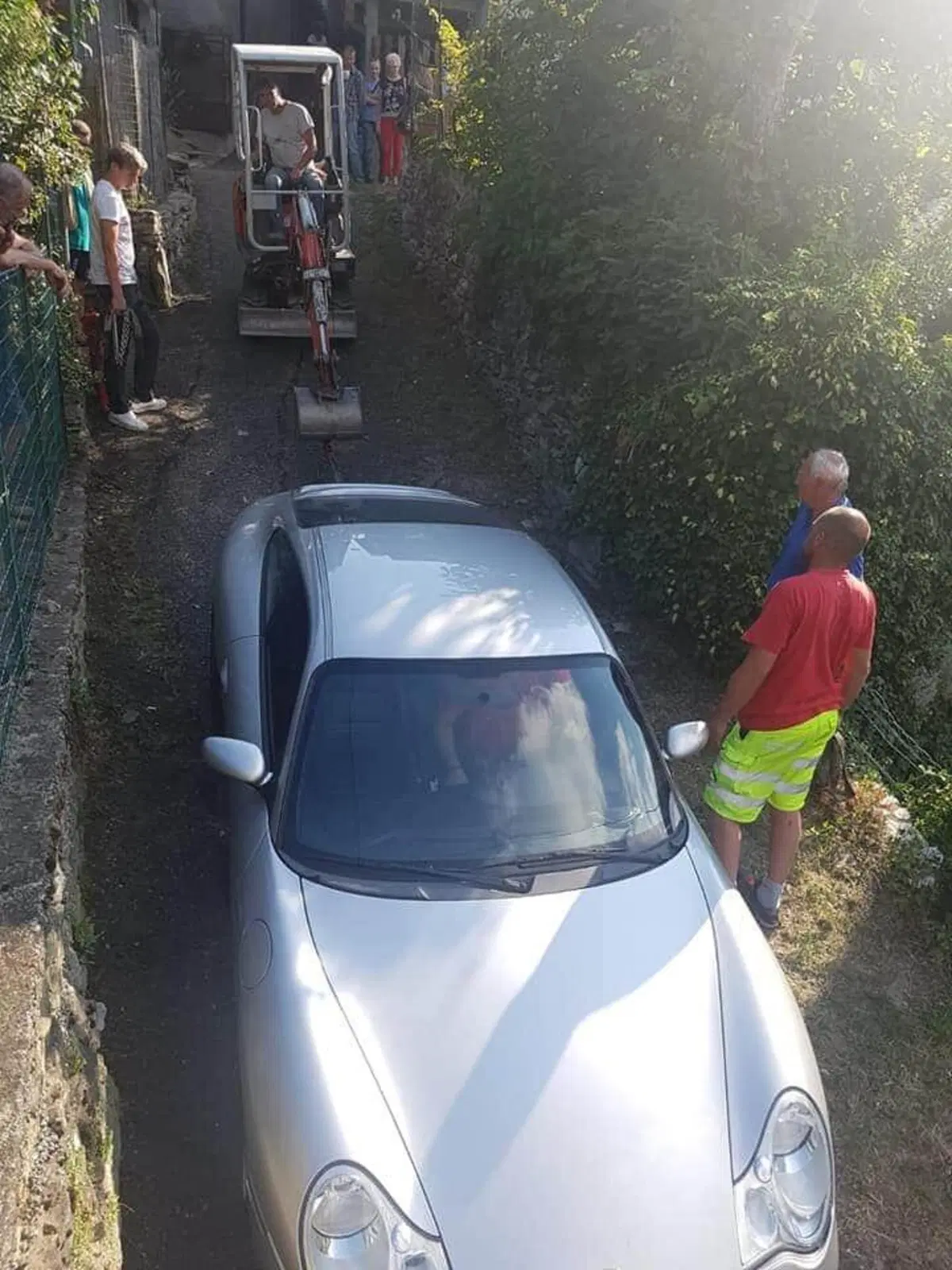 Prigioniero nella Porsche incastrata in un vicolo a Meana: colpa del navigatore [FOTO]