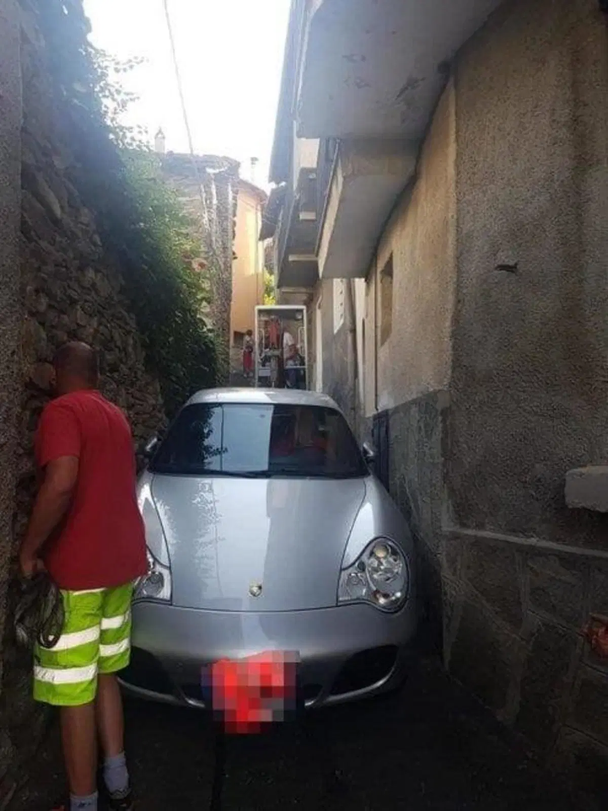 Prigioniero nella Porsche incastrata in un vicolo a Meana: colpa del navigatore [FOTO] (2)