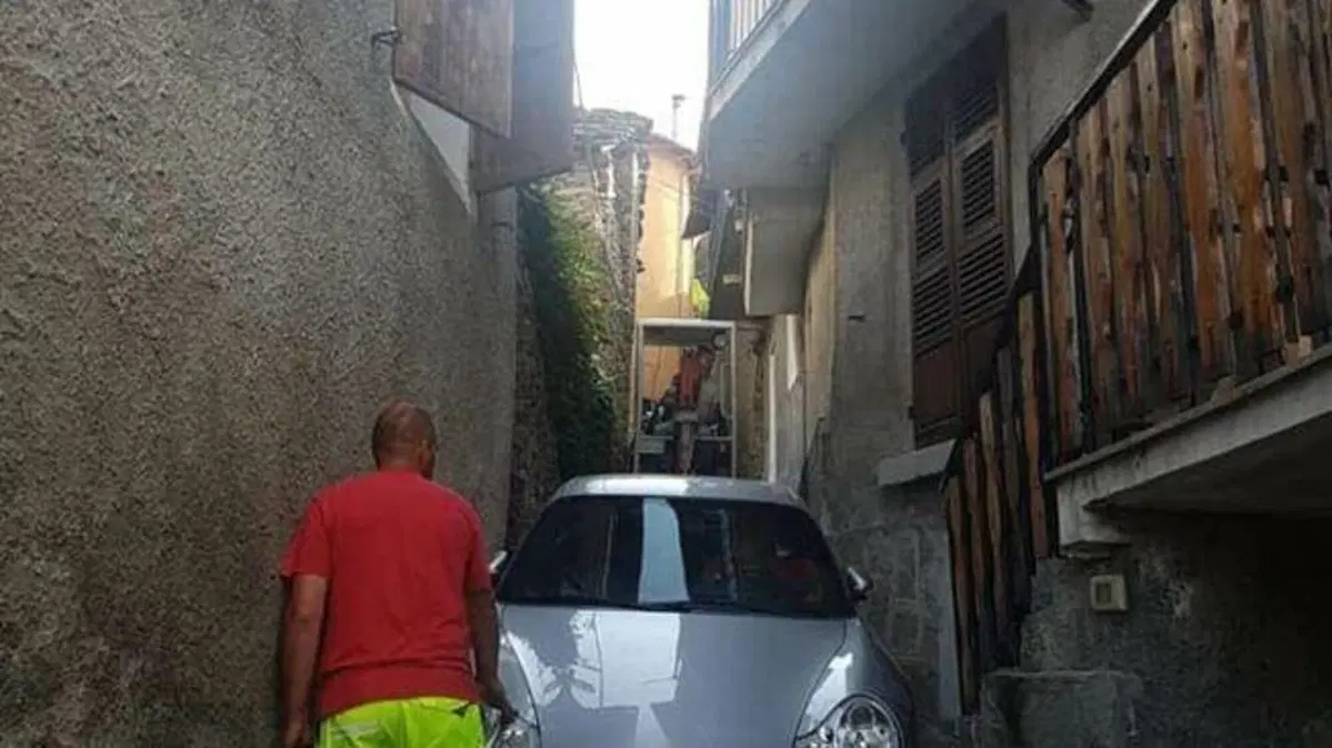Prigioniero nella Porsche incastrata in un vicolo a Meana: colpa del navigatore [FOTO] (3)