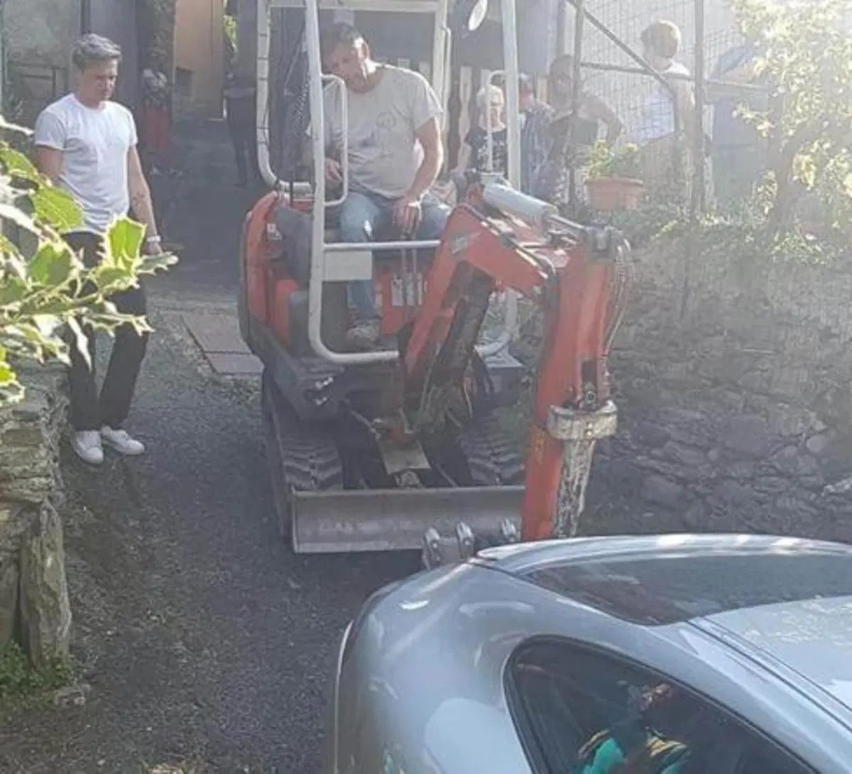 Prigioniero nella Porsche incastrata in un vicolo a Meana: colpa del navigatore [FOTO] (4)