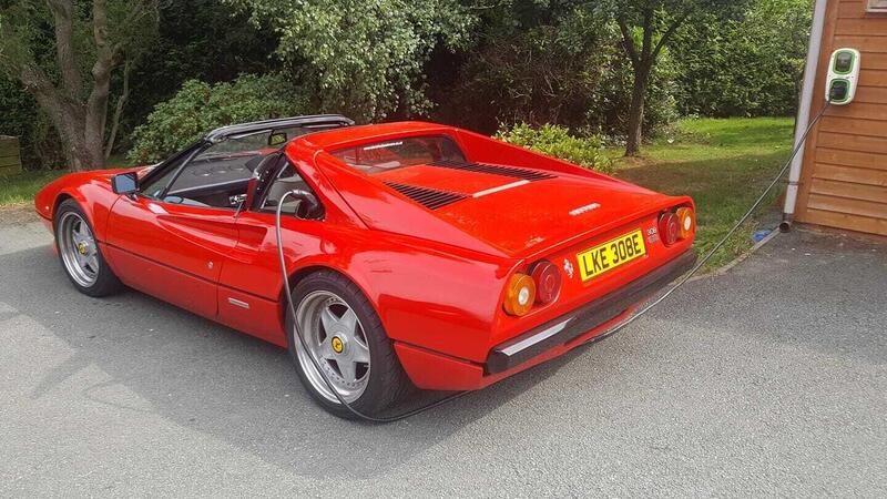 Propulsore Tesla su una Ferrari 308 gts: Magnum P.I. diventa ecofriendly [VIDEO]