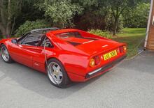 Propulsore Tesla su una Ferrari 308 gts: Magnum P.I. diventa ecofriendly [VIDEO]