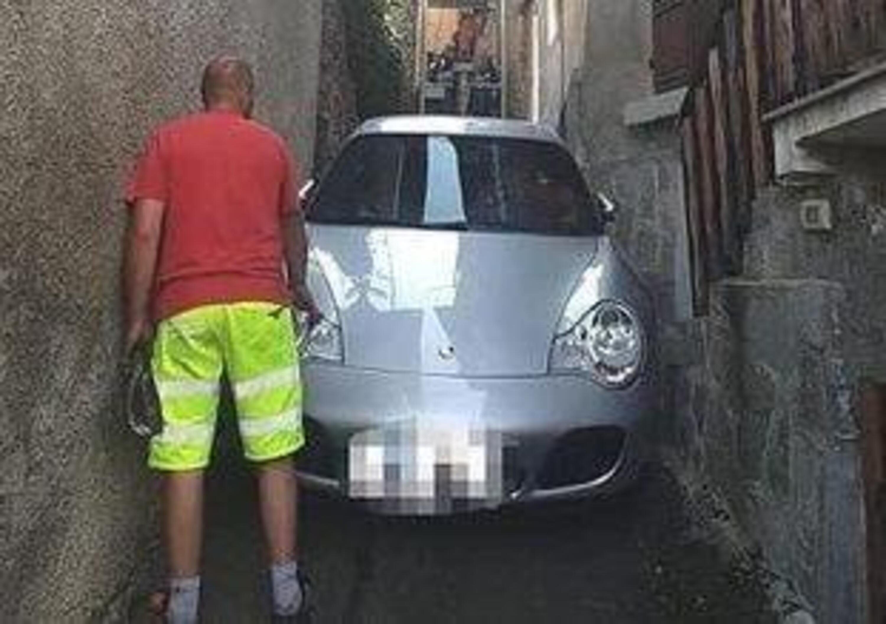 Prigioniero nella Porsche incastrata in un vicolo a Meana: colpa del navigatore [FOTO]