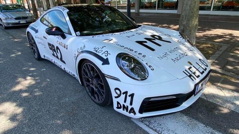 Porsche 911: la 992 nuova di salone trattata come un muro di periferia. Chiamatelo marketing [FOTO]