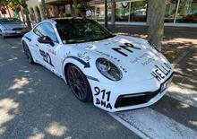 Porsche 911: la 992 nuova di salone trattata come un muro di periferia. Chiamatelo marketing [FOTO]
