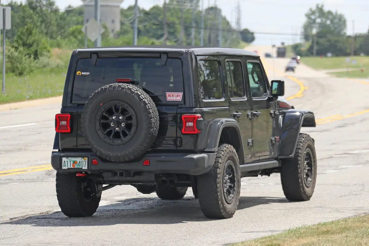 Jeep Wrangler 392: il fuoristrada con il V8 arriverà [Foto spia] (9)