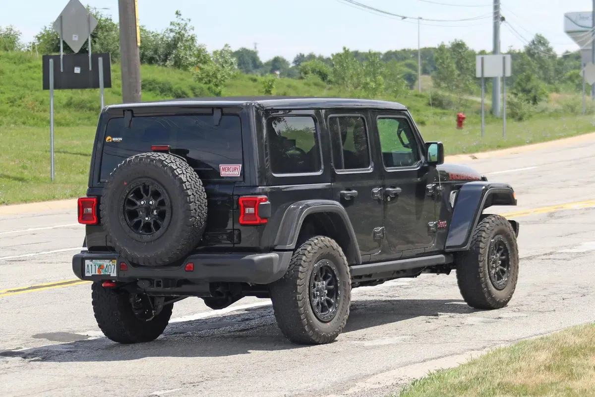 Jeep Wrangler 392: il fuoristrada con il V8 arriverà [Foto spia] (7)