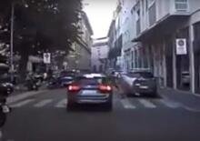 Travolto sulle strisce, a Milano, mentre attraversa col monopattino elettrico [VIDEO]