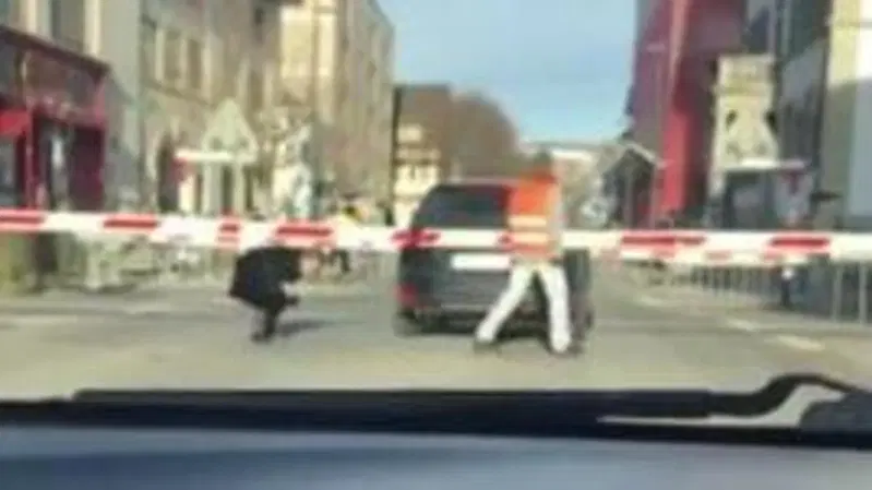 Cerca di aiutare la signora bloccata in auto al passaggio a livello, ma arriva il treno [VIDEO] 