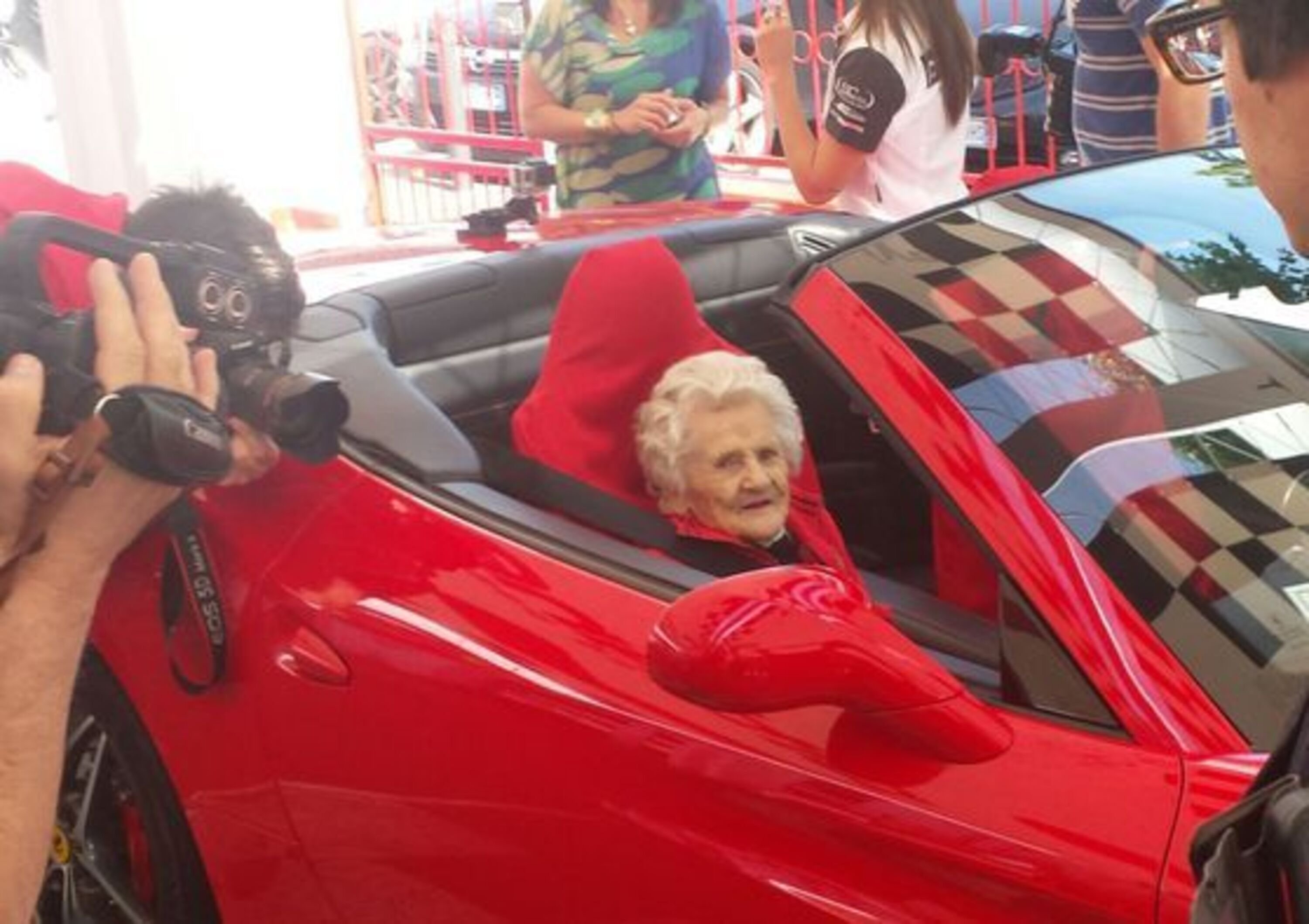 A 103 anni in Ferrari. Si avvera il sogno della signora Ida [Video]