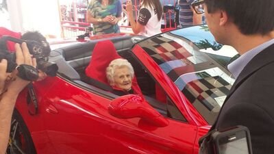 A 103 anni in Ferrari. Si avvera il sogno della signora Ida [Video]