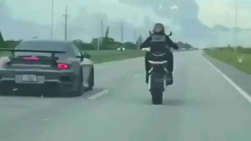 Porsche GT3 vs Honda CBR: quattro ruote contro una sola (&hellip;e neanche quella) [VIDEO VIRALE]