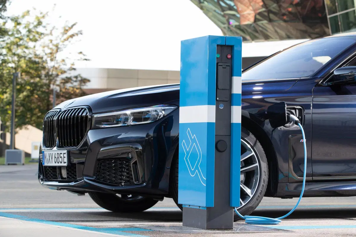 La nuova identità BMW passa dalle auto ibride, ma non HEV senza emozioni: Plugin prestanti su tutta la gamma (4)