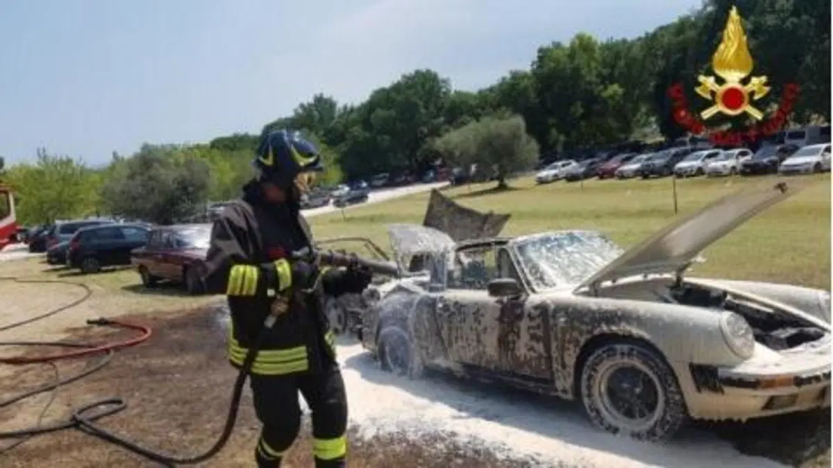 Due Porsche distrutte e un'Alfa Romeo danneggiata: incendio al raduno d'auto d'epoca 