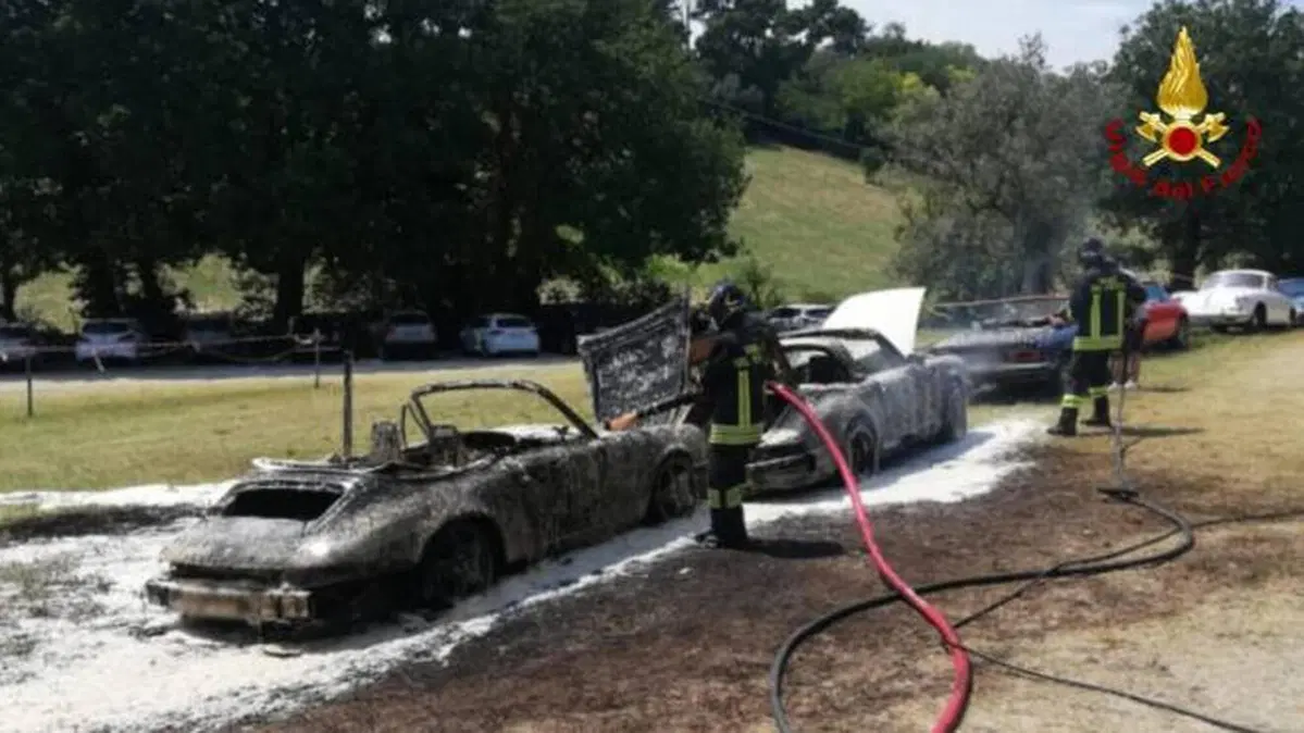 Due Porsche distrutte e un'Alfa Romeo danneggiata: incendio al raduno d'auto d'epoca  (2)