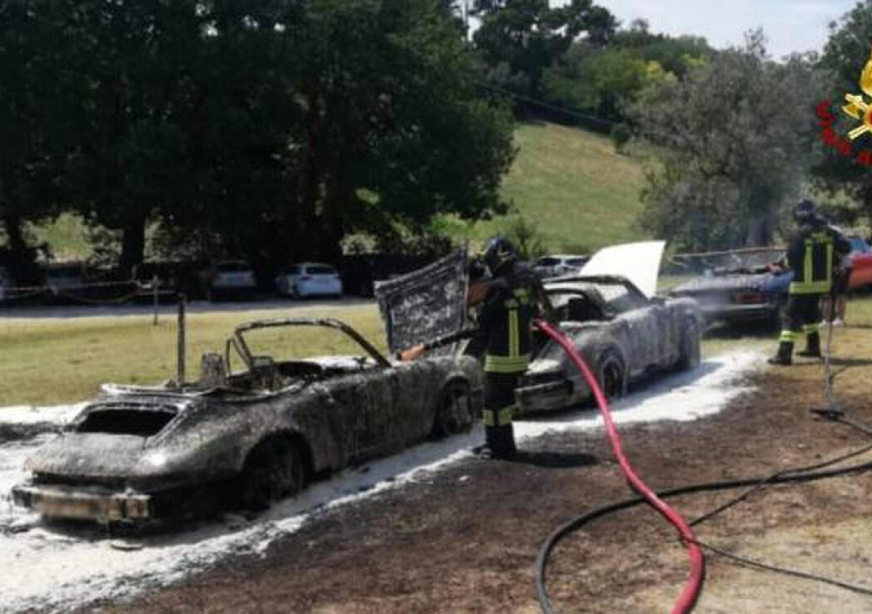 Due Porsche distrutte e un&#039;Alfa Romeo danneggiata: incendio al raduno d&#039;auto d&#039;epoca 