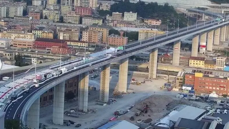 Nuovo ponte di Genova: l'inaugurazione con presidenti e Frecce tricolori [non i parenti vittime]