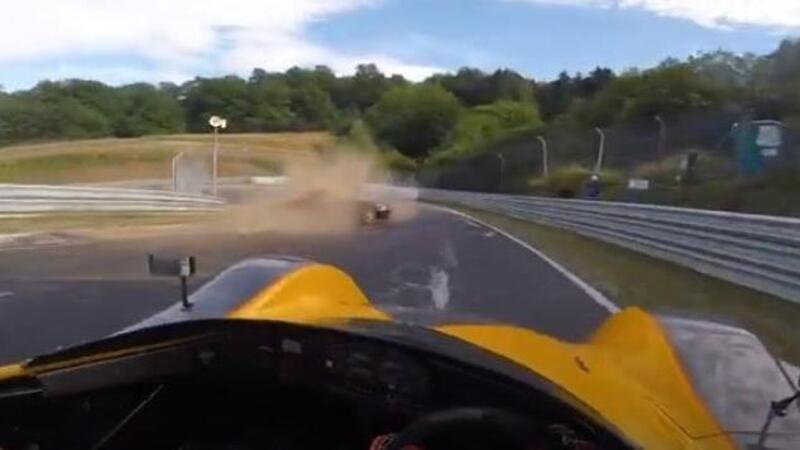 Che rischio al Nurburgring per la Mazda Mx-5: testacoda e impatto sulle barriere [VIDEO]
