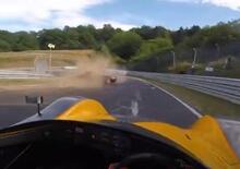 Che rischio al Nurburgring per la Mazda Mx-5: testacoda e impatto sulle barriere [VIDEO]