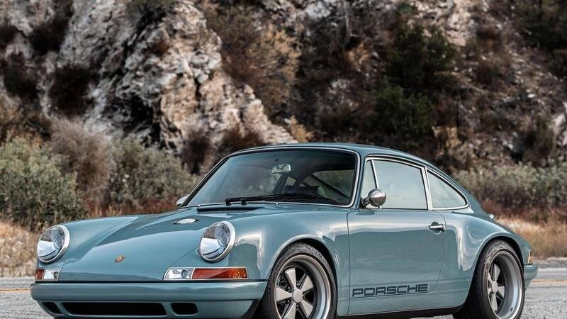Porsche 911 Singer: bellissima (anche) in Beziers e Laverda Blue
