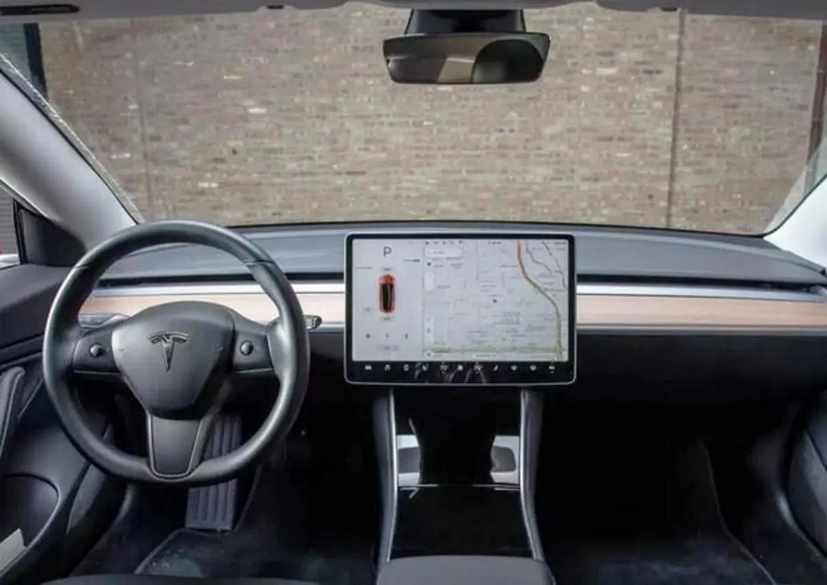 Importante sentenza contro l'uso di Infotainment e Touch mentre si guida [in Germania vietato "smanettare"]