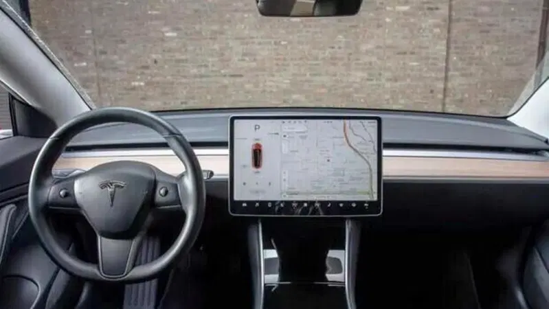 Importante sentenza contro l'uso di Infotainment e Touch mentre si guida [in Germania vietato "smanettare"]