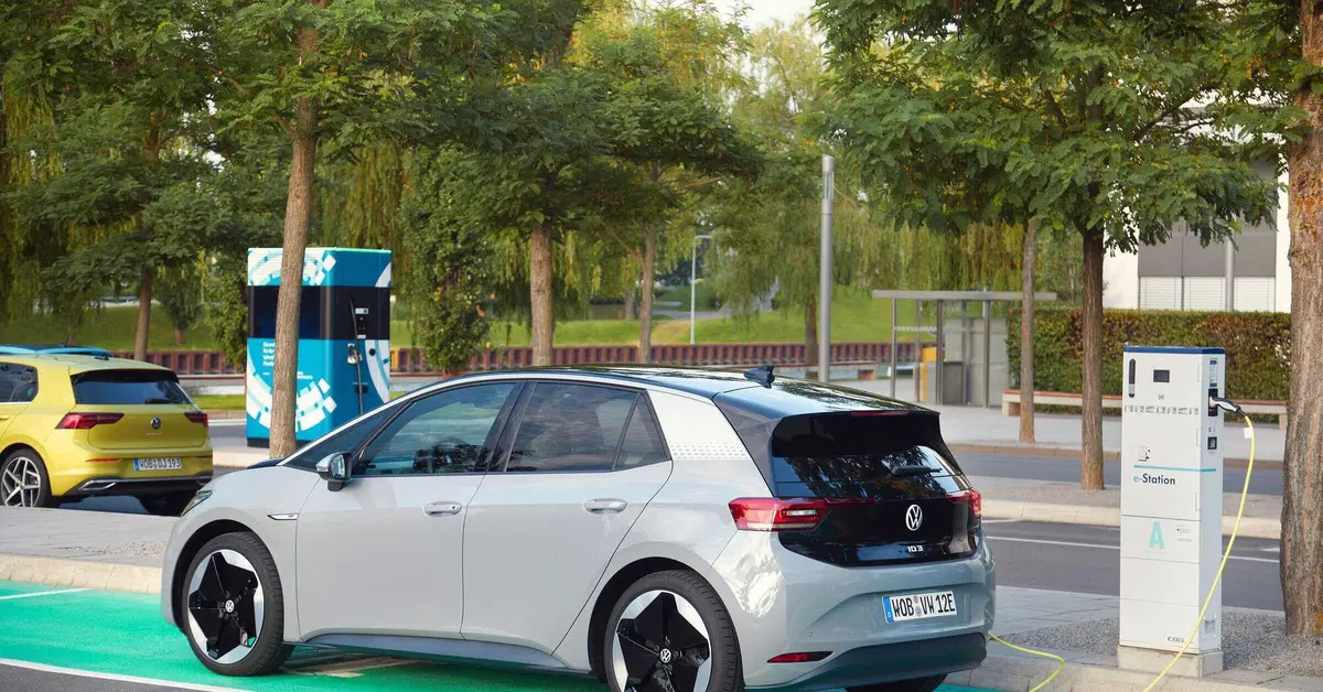 Previsioni automotive Bloomberg (meglio di Bernacca): nel '38 le auto elettriche batteranno le termiche [non scommettete]
