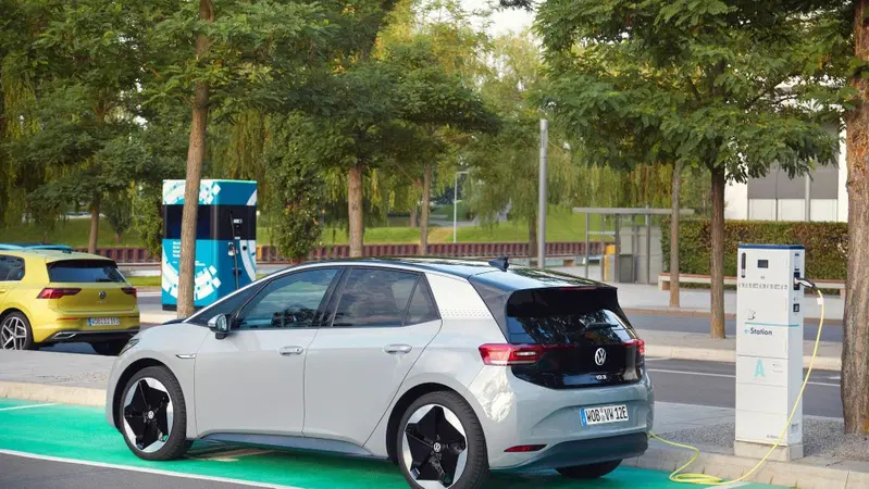 Previsioni automotive Bloomberg (meglio di Bernacca): nel '38 le auto elettriche batteranno le termiche [non scommettete]