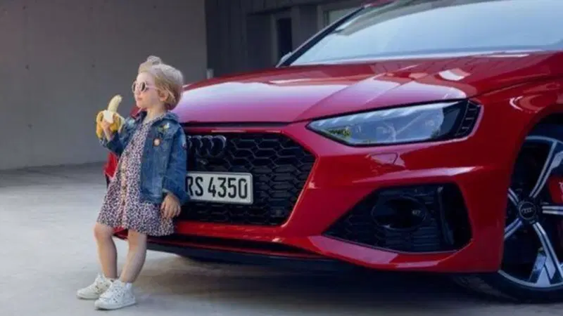 Lo spot Audi con bimba bionda e quella RS4 che "scotta": ritirato