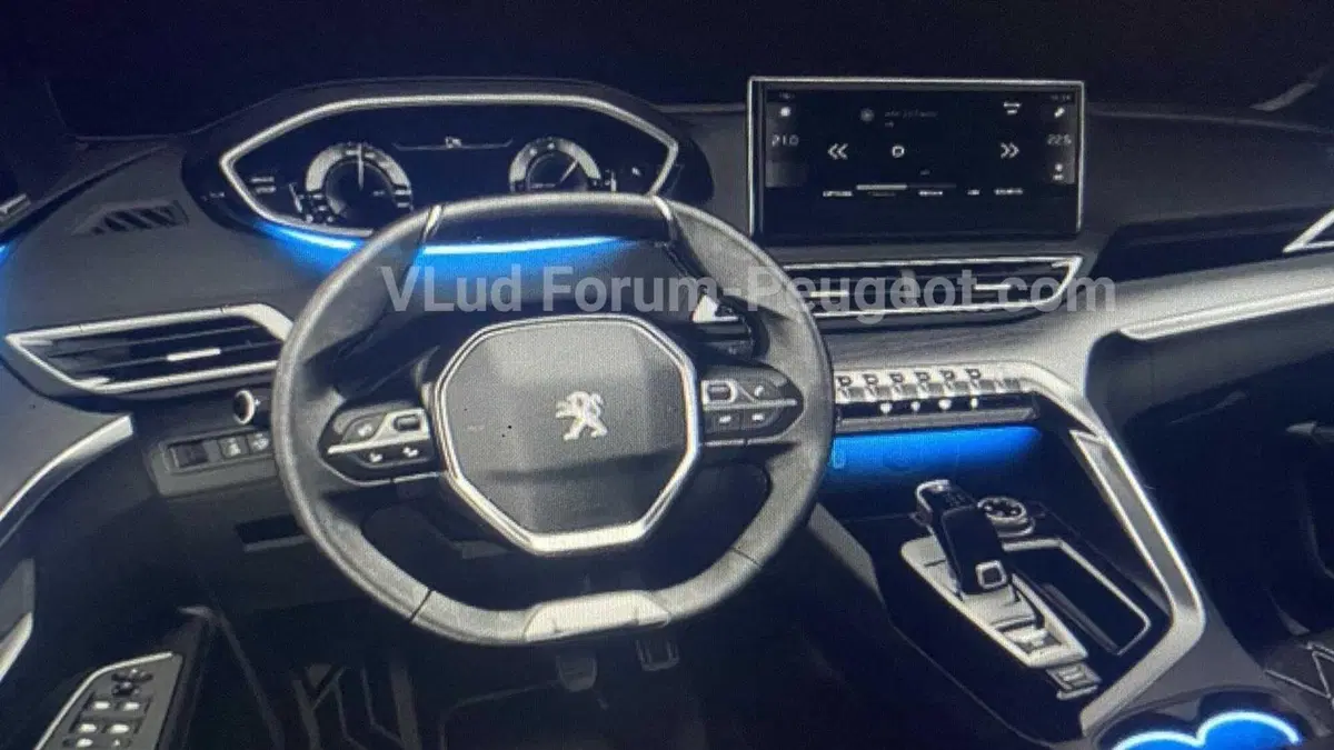 Ecco la nuova Peugeot 3008: restyling 2021 anche PHEV [Foto spia] (4)
