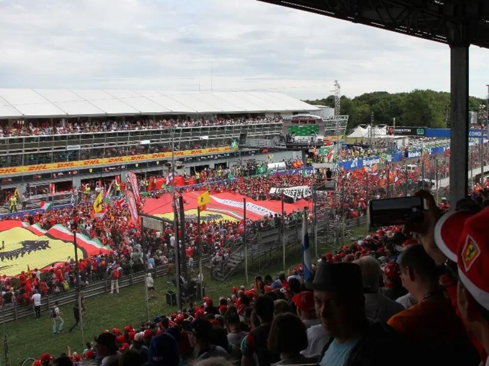 Orgoglio ferrarista in pista a Monza, un classico della vecchia normalit&agrave;