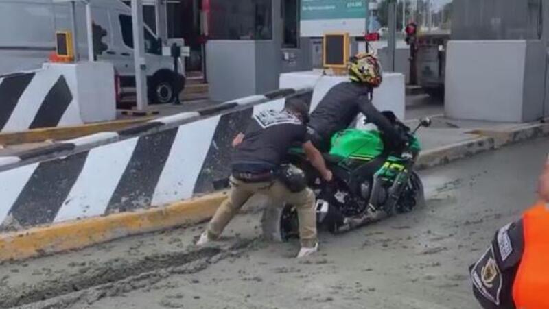 Ecco come affondare una Kawasaki Ninja nel cemento fresco per non pagare il pedaggio [VIDEO]