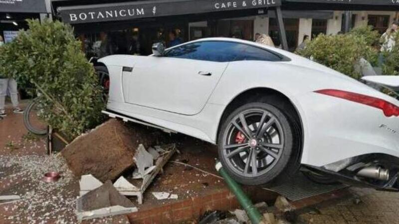 Con la Jaguar F-Type al ristorante, ma proprio dentro e senza scendere [VIDEO e FOTO]