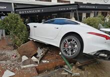 Con la Jaguar F-Type al ristorante, ma proprio dentro e senza scendere [VIDEO e FOTO]