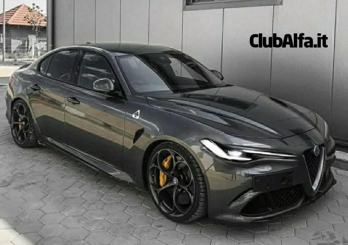 L'ammiraglia FCA, Alfa Romeo Giulia, pronta al restyling con motore ibrido [Foto]
