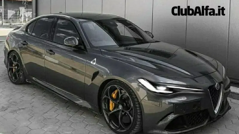 L'ammiraglia FCA, Alfa Romeo Giulia, pronta al restyling con motore ibrido [Foto]