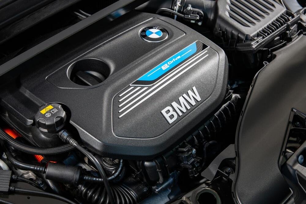 Il motore a benzina della nuova BMW X1 ibrida