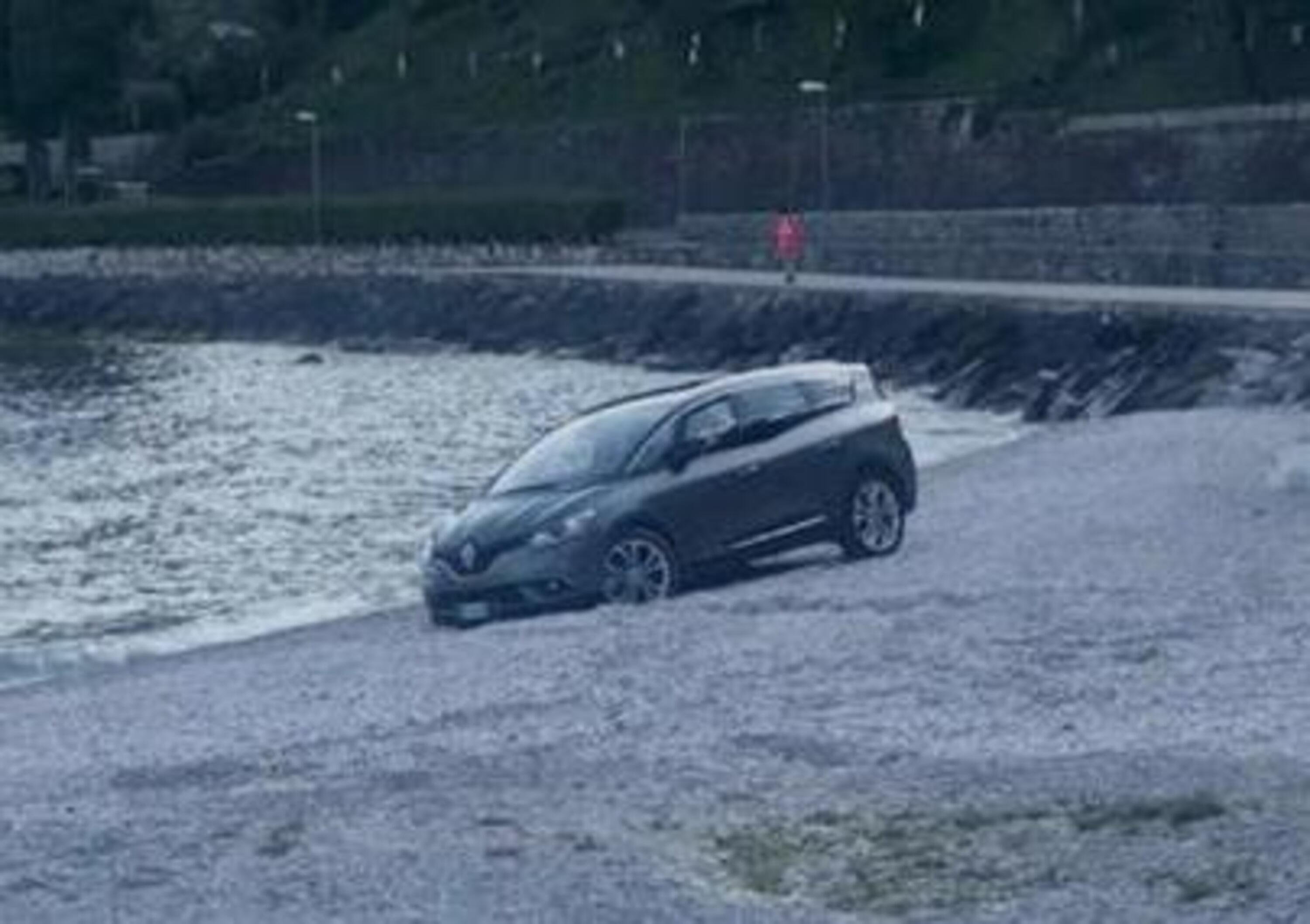 La Renault Espace non &egrave; una Amphicar: disavventura sul Garda per un automobilista