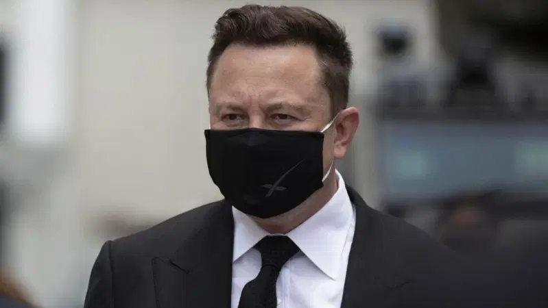 Elon Musk nella Top5 degli uomini pi&ugrave; ricchi al mondo: "me ne frego e alzo il giga muro di Berlino"