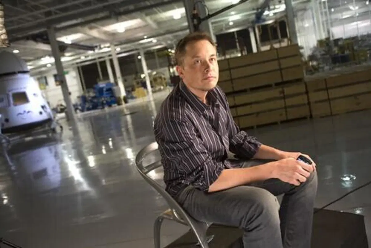 Elon Musk nella Top5 degli uomini pi&ugrave; ricchi al mondo: "me ne frego e alzo il giga muro di Berlino"
