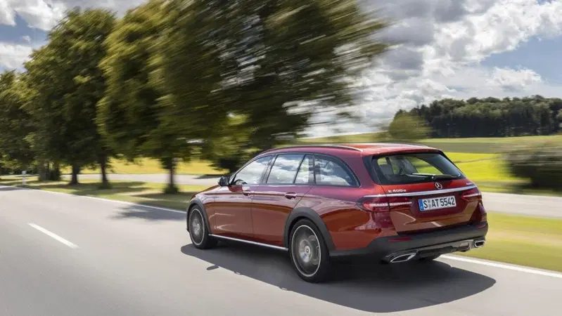 [VIDEO] Nuova Classe E Mercedes: il restyling della berlina "da signori" anche PHEV